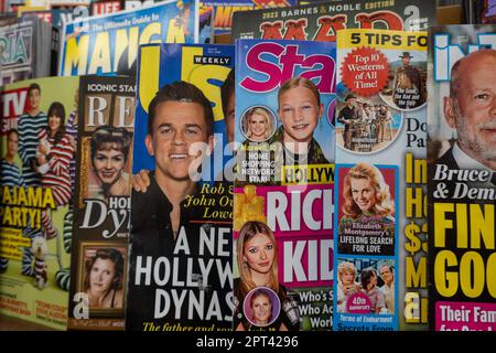 Barnes & Noble Booksellers auf der Fifth Avenue in New York City hat eine große Auswahl an Büchern und Zeitschriften, USA 2023 Stockfoto