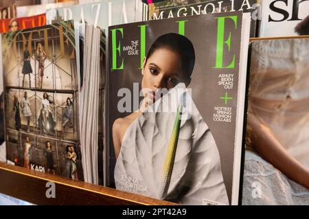 Barnes & Noble Booksellers auf der Fifth Avenue in New York City hat eine große Auswahl an Büchern und Zeitschriften, USA 2023 Stockfoto
