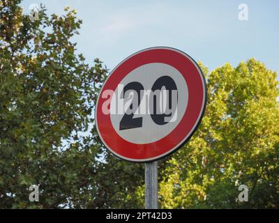 Ordnungspolitische Zeichen, maximale Drehzahlgrenze Verkehrsschild Stockfoto