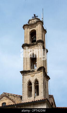 Lofou, Bezirk Limassol, Zypern, 24. März 2023 - Turm der Kirche der Chrysolophitis Stockfoto