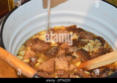 Moonshine Destillate und Teile zur Herstellung von destilliertem Alkohol Stockfoto