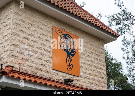 Omodos, Limassol District, Zypern, 24. März 2023 - Logo der Lambouri Winery an der Fassade der Fabrik Stockfoto