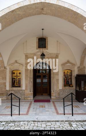 Omodos, Limassol District, Zypern, 24. März 2023 - Bogeneingang des Klosters des Heiligen Kreuzes Stockfoto