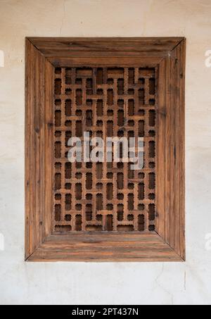 Omodos, Limassol District, Zypern, 24. März 2023 - Holzmuster eines Fensterrahmens Stockfoto