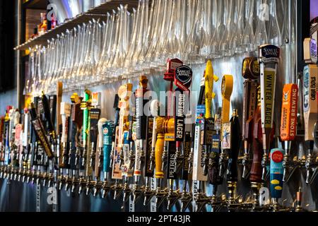 Yard House ist eine riesige Sportbar, in der Hunderte von Fassbier im Times Square, 2023, New York City, USA, angeboten werden Stockfoto