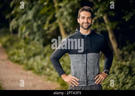 Ich trainiere für die Gesundheit und für die Art, wie es mich fühlen lässt. Porträt eines sportlichen Mannes mittleren Alters, der mit den Händen auf der Hüfte steht Stockfoto