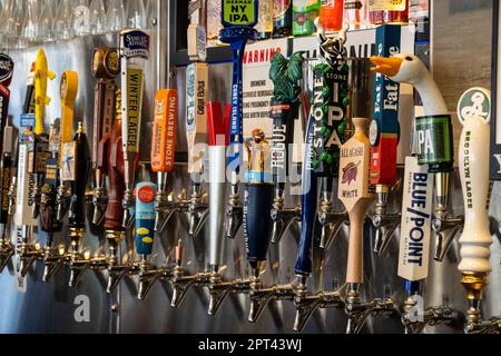 Yard House ist eine riesige Sportbar, in der Hunderte von Fassbier im Times Square, 2023, New York City, USA, angeboten werden Stockfoto