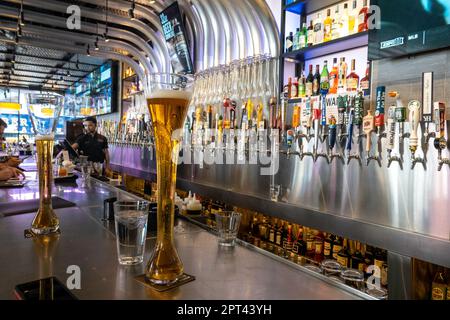 Yard House ist eine riesige Sportbar, in der Hunderte von Fassbier im Times Square, 2023, New York City, USA, angeboten werden Stockfoto