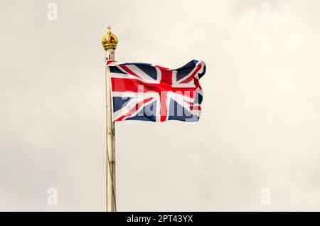 Union Jack Flag fliegt an einem bewölkten Tag in London, Großbritannien Stockfoto