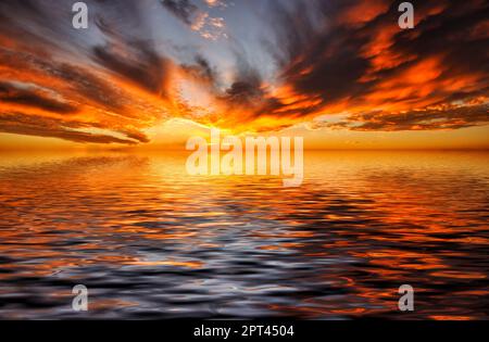 Feuriger Sonnenuntergang über dem rauschenden Ozean an einem Sommerabend in den Tropen Stockfoto