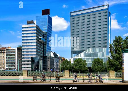 Stadtbild des modernen Wiener Stadtzentrums in der Nähe der Donau an sonnigen Sommertagen. Die österreichische Hauptstadt, die Stadt Wien Stockfoto