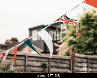 Flaggen von Großbritannien, die im Garten Englands im Wind winken Stockfoto