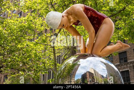 „Street Swimmers“ von Carole Feuerman ist ein öffentliches Kunstprojekt entlang der Park Avenue in Murray Hill, New York City, USA 2023 Stockfoto