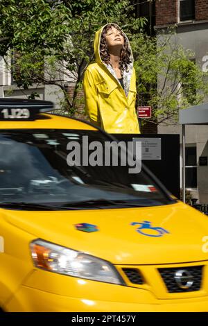 „Street Swimmers“ von Carole Feuerman ist ein öffentliches Kunstprojekt entlang der Park Avenue in Murray Hill, New York City, USA 2023 Stockfoto