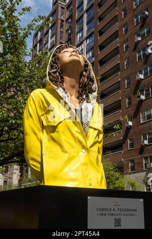 „Street Swimmers“ von Carole Feuerman ist ein öffentliches Kunstprojekt entlang der Park Avenue in Murray Hill, New York City, USA 2023 Stockfoto