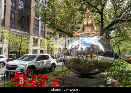 „Street Swimmers“ von Carole Feuerman ist ein öffentliches Kunstprojekt entlang der Park Avenue in Murray Hill, New York City, USA 2023 Stockfoto