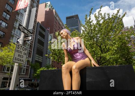 „Street Swimmers“ von Carole Feuerman ist ein öffentliches Kunstprojekt entlang der Park Avenue in Murray Hill, New York City, USA 2023 Stockfoto