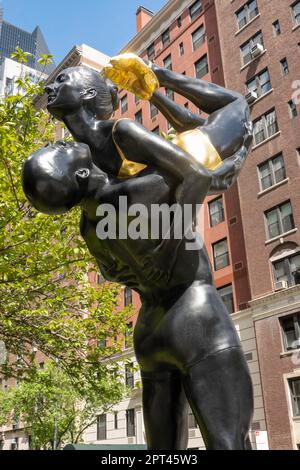 „Street Swimmers“ von Carole Feuerman ist ein öffentliches Kunstprojekt entlang der Park Avenue in Murray Hill, New York City, USA 2023 Stockfoto