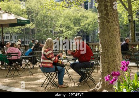 Der Bryant Park, eine urbane Oase in Midtown Manhattan, 2023, New York City, USA, ist ein sonniger Frühlingstag Stockfoto