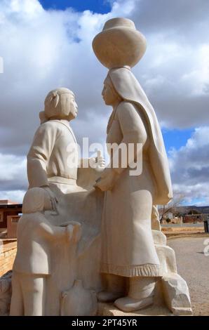 Statue vor dem Sky City Cultural Center in Acoma, New Mexico Stockfoto