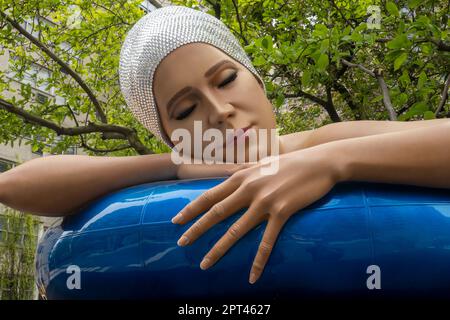 „Street Swimmers“ von Carole Feuerman ist ein öffentliches Kunstprojekt entlang der Park Avenue in Murray Hill, New York City, USA 2023 Stockfoto