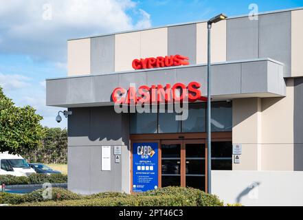 Paphos, Zypern - 27. März 2023 - Gebäude und Schild des Cyprus Casino Stockfoto