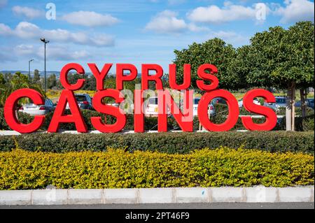 Paphos, Zypern - 27. März 2023 - Rotes Außenschild des Cyprus Casino Stockfoto