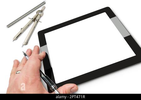 Mechanischer Bleistift mit männlicher Hand auf leerem Computertablett. Stockfoto
