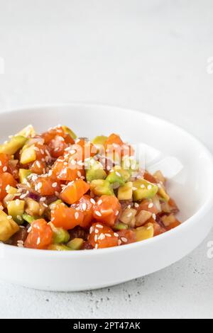 Eine Schüssel Lachs auf den weißen Tisch stecken Stockfoto