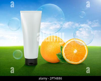 Natürliche Vitamin-C-Hautpflegeprodukte frisches saftiges Orangenobststück und grünes Blatt. Markenmodell für Kosmetik-Schönheitsprodukte Stockfoto