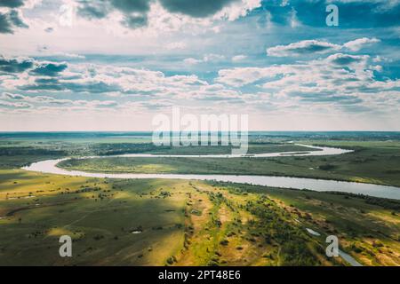 Rechyza, Region Gomel, Weißrussland. Luftaufnahme Des Dnjepr Flusses. Sonniger Himmel Über Green Meadow Und Flusslandschaft. Von Oben Blick Auf Die Europäische Natur Aus Der Höhe Stockfoto