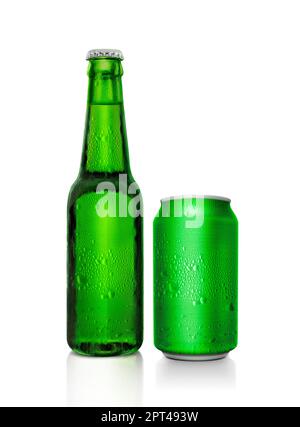 Grüne Bierflasche und grüne Bierdose mit Wassertropfen auf weißem Hintergrund Stockfoto