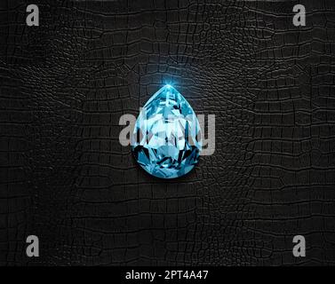 Aquamariner Diamant auf schwarzem Lederhintergrund Stockfoto