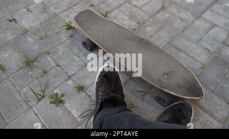 Altes gebrautes Skateboard liegt auf dem Boden Stockfoto