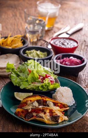 mexikanische Tacos auf dunklem Holz Stockfoto