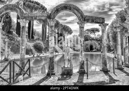 Die alten Pool aufgerufen, Canopus, durch die griechischen Skulpturen in der Villa Adriana (die Hadriansvilla), Tivoli, Italien umgeben Stockfoto