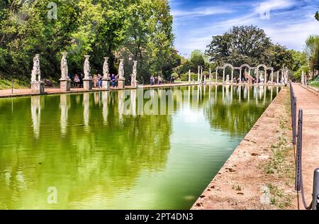 Die alten Pool aufgerufen, Canopus, durch die griechischen Skulpturen in der Villa Adriana (die Hadriansvilla), Tivoli, Italien umgeben Stockfoto