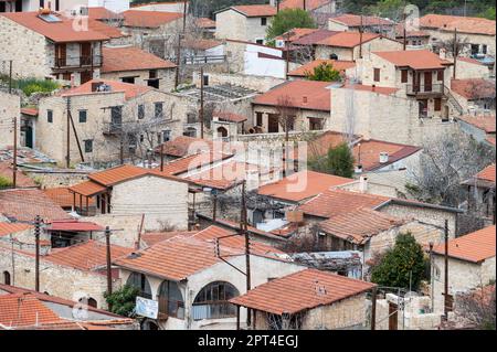 Lofou, Bezirk Limassol, Zypern, 24. März 2023 - Blick aus einem hohen Winkel über die Dächer des historischen Dorfes Stockfoto