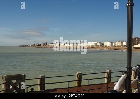 Apartmentgebäude am Meer in Worthing in West Sussex, England. Mit Kiesstrand. Vom Pier aus gesehen. Stockfoto