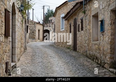 Lofou, Limassol District, Zypern, 24. März 2023 - traditionelle enge Gasse im Dorf Stockfoto