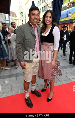 München, Deutschland. 27. April 2023. Fußballspieler Giovane Elber und Ramona Pongratz kommen zur Eröffnung des „der Spöckmeier“ in der Münchner Innenstadt. Kredit: Felix Hörhager/dpa/Alamy Live News Stockfoto