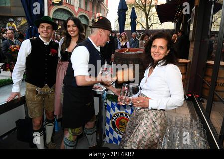 München, Deutschland. 27. April 2023. Markus Semmelmayr (m) und Arabella Schörghuber (r) stoßen anlässlich der Eröffnung von „der Spöckmeier“ in der Münchner Innenstadt auf ein Fass Bier an. Kredit: Felix Hörhager/dpa/Alamy Live News Stockfoto