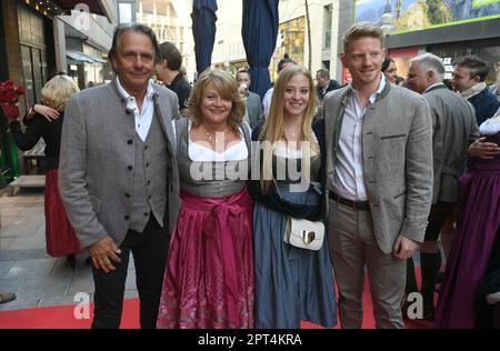 München, Deutschland. 27. April 2023. Bernd Werndl, (l-r) Alexandra Schörghuber, Michaela Schörghuber und Florian Schörghuber kommen zur Eröffnung des "der Spöckmeier" in der Münchner Innenstadt. Kredit: Felix Hörhager/dpa/Alamy Live News Stockfoto