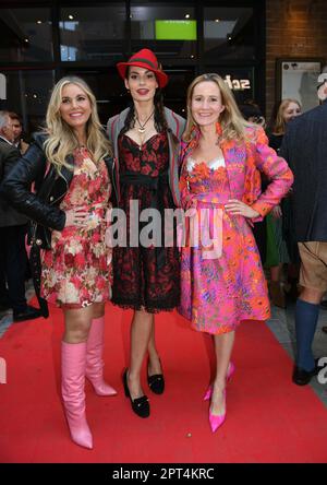 München, Deutschland. 27. April 2023. Modell Alessandra Geissel (l-r), Rebecca Kunikowski und Designerin Ophelia Blaimer kommen zur Eröffnung von „der Spöckmeier“ im Zentrum von München. Kredit: Felix Hörhager/dpa/Alamy Live News Stockfoto