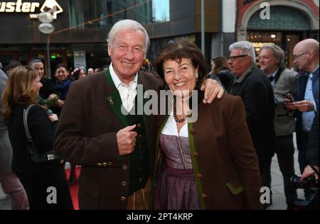 München, Deutschland. 27. April 2023. Der Vermieter des Stranglwirts, Balthasar Hauser, und seine Frau Magdalena kommen zur Eröffnung des "der Spöckmeier" in der Münchner Innenstadt. Kredit: Felix Hörhager/dpa/Alamy Live News Stockfoto