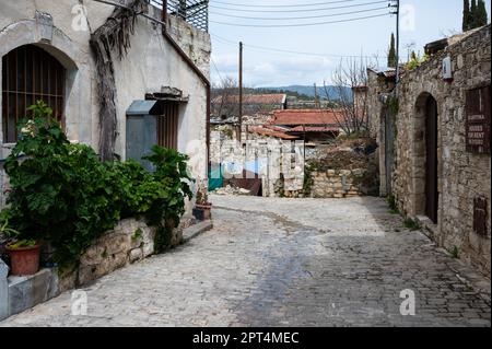 Lofou, Limassol District, Zypern, 24. März 2023 - traditionelle enge Gasse im Dorf Stockfoto