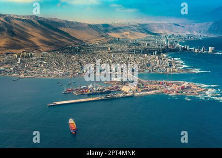 Iquique, Region Tarapaca, Chile - Luftaufnahme der Hafenstadt Iquique im Norden Chiles am Ufer der Atacama-Wüste. Stockfoto