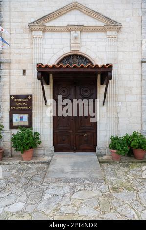 Lofou, Limassol District, Zypern, 24. März 2023 - traditioneller Eingang der Kirche der Chrysolophitis Stockfoto