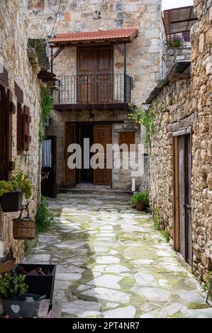 Lofou, Limassol District, Zypern, 24. März 2023 - traditionelle enge Gasse im Dorf Stockfoto