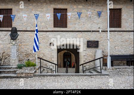 Omodos, Limassol District, Zypern, 24. März 2023 - Fassade und Eingang des Klosters des Heiligen Kreuzes Stockfoto